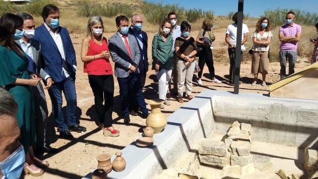 La consejera de Cultura y Patrimonio Histórico, Patricia del Pozo, en el yacimiento arqueológico de Puente Tablas