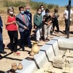 La consejera de Cultura y Patrimonio Histórico, Patricia del Pozo, en el yacimiento arqueológico de Puente Tablas