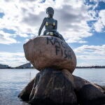 La escultura de la Sirenita de Copenhague ha amanecido con un una pintada con el mensaje "pescado racista"
