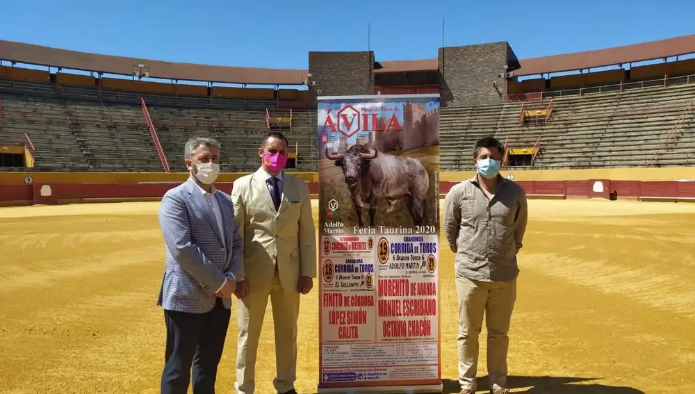 El teniente de alcalde de Presidencia, Interior y Cultura del Consistorio abulense, José Ramón Budiño, junto con el concejal delegado de Servicios a la Ciudad, Javier Ajates, y José Montes, gerente de la empresa organizadora, han presentado el cartel que compondrá esta feria que tendrá lugar del 17 al 19 de julio.