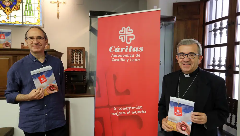 El obispo auxiliar de Valladolid, Luis Argüello, y el presidente de Cáritas Castilla y León, Antonio Jesús Martín de Lera, presentan la Memoria Anual de la oenegé católica en la Comunidad