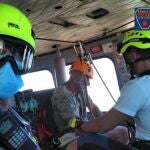 Imagen del senderista en el helicópetero de rescate