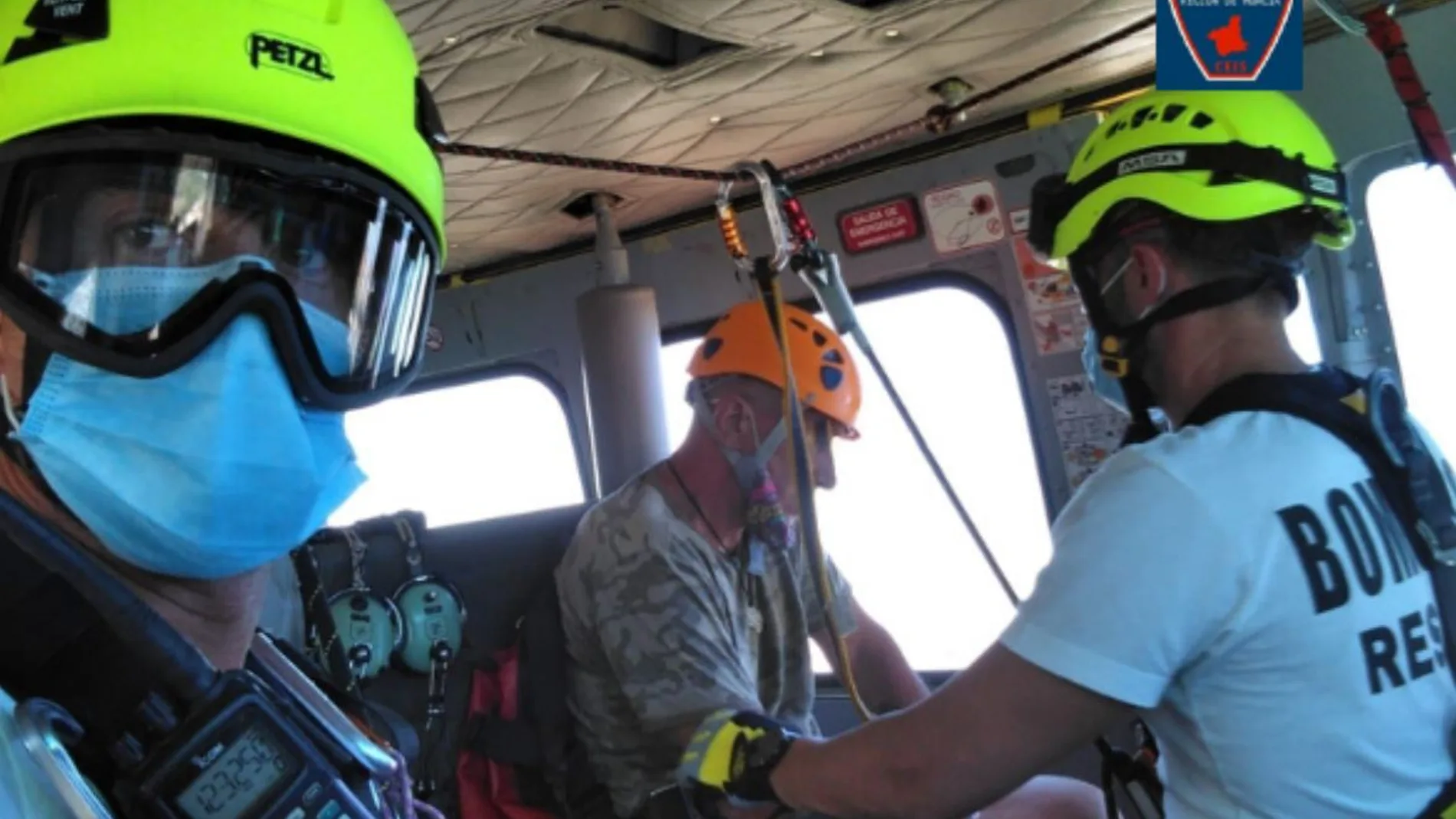 Imagen del senderista en el helicópetero de rescate