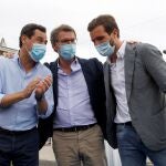 El presidente del PP de Galicia, Alberto Núñez Feijóo (c) y el presidente del PP, Pablo Casado (d) y el líder del PP andaluz, Juan Manuel Moreno (i)