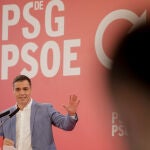 El presidente del Gobierno, Pedro Sánchez, interviene en un mitin con el candidato a la Xunta, Gonzalo Caballero