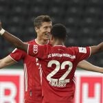 Lewandowski celebra con Gnabry el tercer gol del Bayern