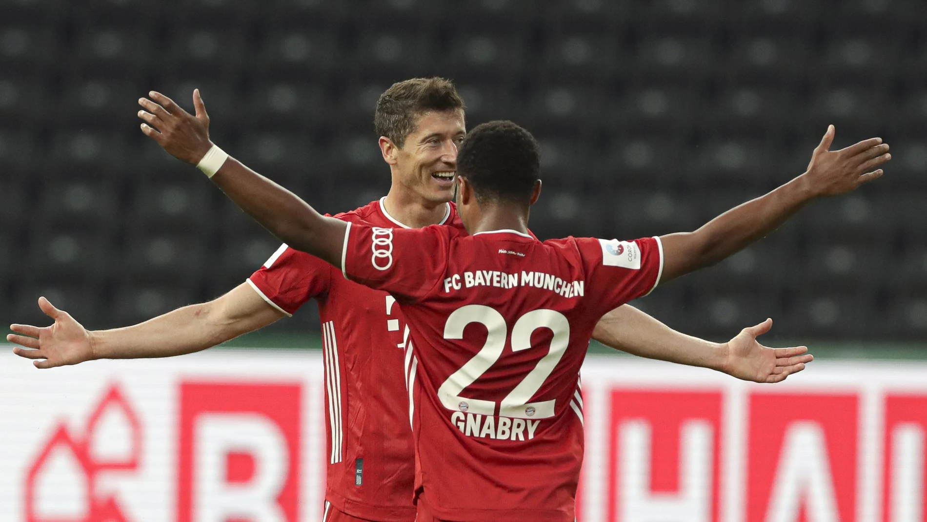 Lewandowski celebra con Gnabry el tercer gol del Bayern