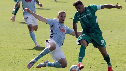 El delantero del Betis, Joaquín (d), intenta llevarse el balón ante el centrocampista croata del Celta, Filip Bradaric