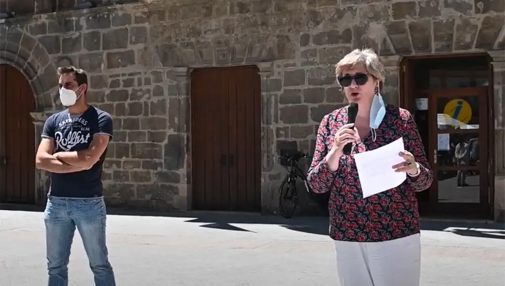 La ex vicepresidenta de la Junta, María Jesús Ruiz, lee el manifiesto para exigir la apertura de las piscinas de Ágreda