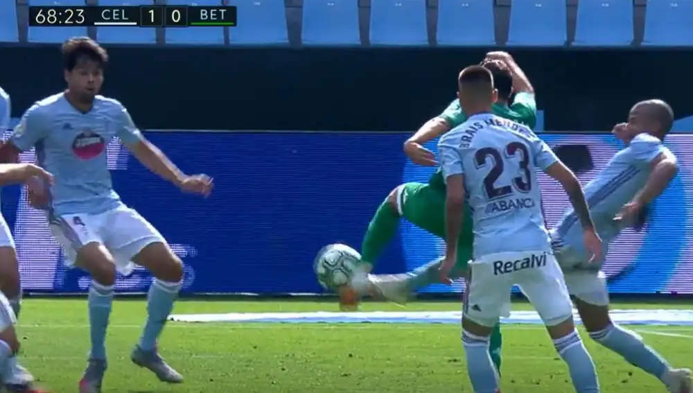 Polémica en el Celta-Betis por el posible penalti de Rafinha a Guardado
