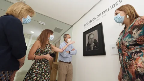 La presidenta de SODEVA, Inmaculada Toledano, junto a Germán Delibes y la artista Laura Serrano, han inaugurado hoy en la Sala de Exposiciones del Centro e-LEA Miguel Delibes de la Villa del Libro de Urueña, la exposición ‘Rostros de Delibes’.