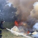 Iincendio de maleza en terrenos de la zona conocida como Camino de la Miranda en la capital palentina donde se encuentran fincas habitadas y un instituto de Formación Profesional