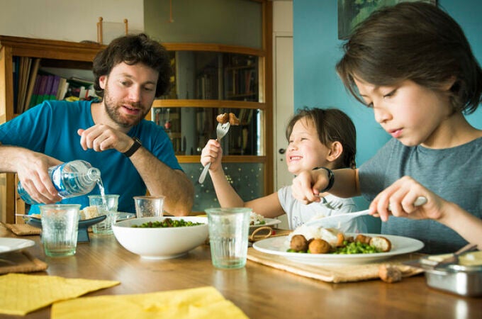 Familia comiendo durante el confinamiento | Fuente: Frederic Cirou / Freelance