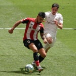 Dani García protege la pelota ante la presencia de Valverde en el Athletic-Real Madrid