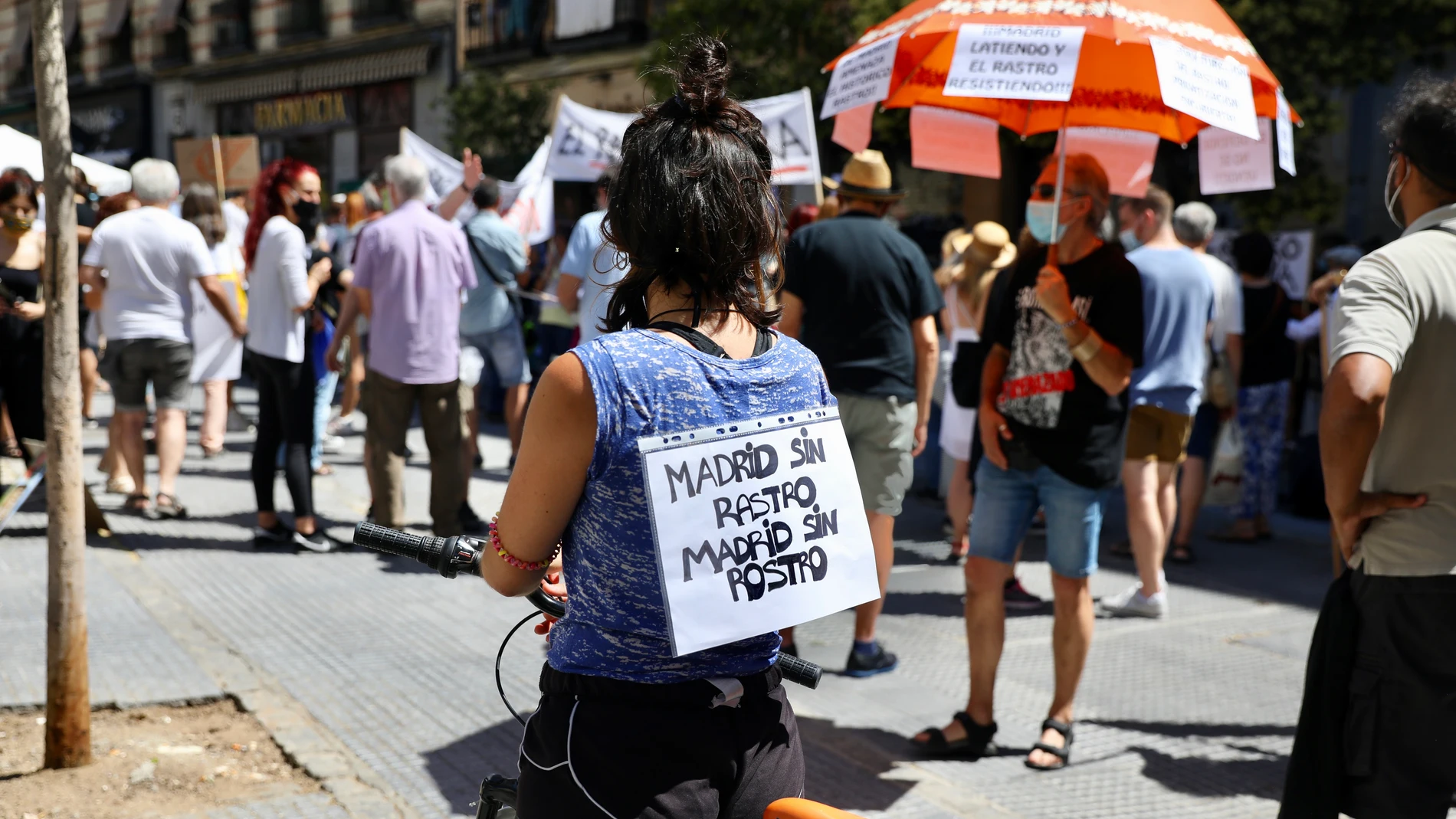 Vendedores del Rastro se manifiestan en la Plaza de Cascorro el pasado 5 de julio