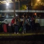 AME935. MANAGUA (NICARAGUA), 05/07/2020.- Nicaragüenses son vistos afuera de un bus a su llegada a Managua, hoy domingo en Managua (Nicaragua). Un grupo de 89 nicaragüenses que permanecían varados en Panamá, como producto de la pandemia de la COVID-19, ingresó a Nicaragua, tras casi 48 horas de viaje desde la capital panameña, informó este domingo la Comisión Permanente de Derechos Humanos (CPDH). EFE/Jorge Torres