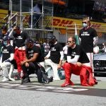 Lewis Hamilton y Sebastian Vettel, entre otras, con la rodilla en tierra contra el racismo hoy en el Gran Premio de Austria