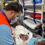 La bebé y su madre junto a un profesional sanitario