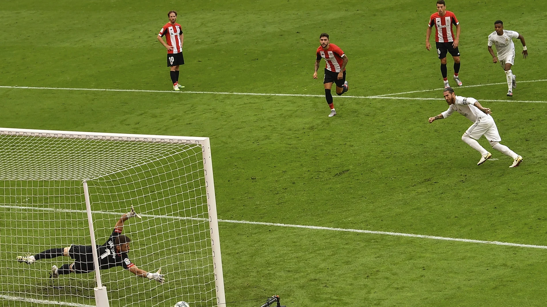 Sergio Ramos marca el penalti que se pitó desde el VAR y que dio el triunfo al Real Madrid en San Mamés