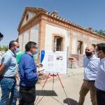Óscar Liria, diputado de Fomento, visita las obras de restauración de la estación del ferrocarril de Huercal-Overa junto al alcalde del municipio Domingo Fernández