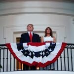 El presidente de Estados Unidos, Donald Trump, y la primera dama, Melania Trump, observan los fuegos artificiales desde el Balcón Truman el 4 de julio