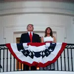 El presidente de Estados Unidos, Donald Trump, y la primera dama, Melania Trump, observan los fuegos artificiales desde el Balcón Truman el 4 de julio