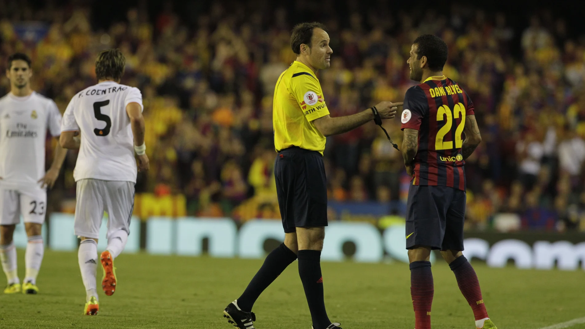 Alves, durante un Clásico que jugó con el Barcelona