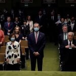 Felipe VI acompañado por el presidente del TC, Juan José González Rivas (d) y la vicepresidenta del Gobierno, Carmen Calvo (i), a su llegada al acto del 40 aniversario del Tribunal Constitucional celebrado este lunes.