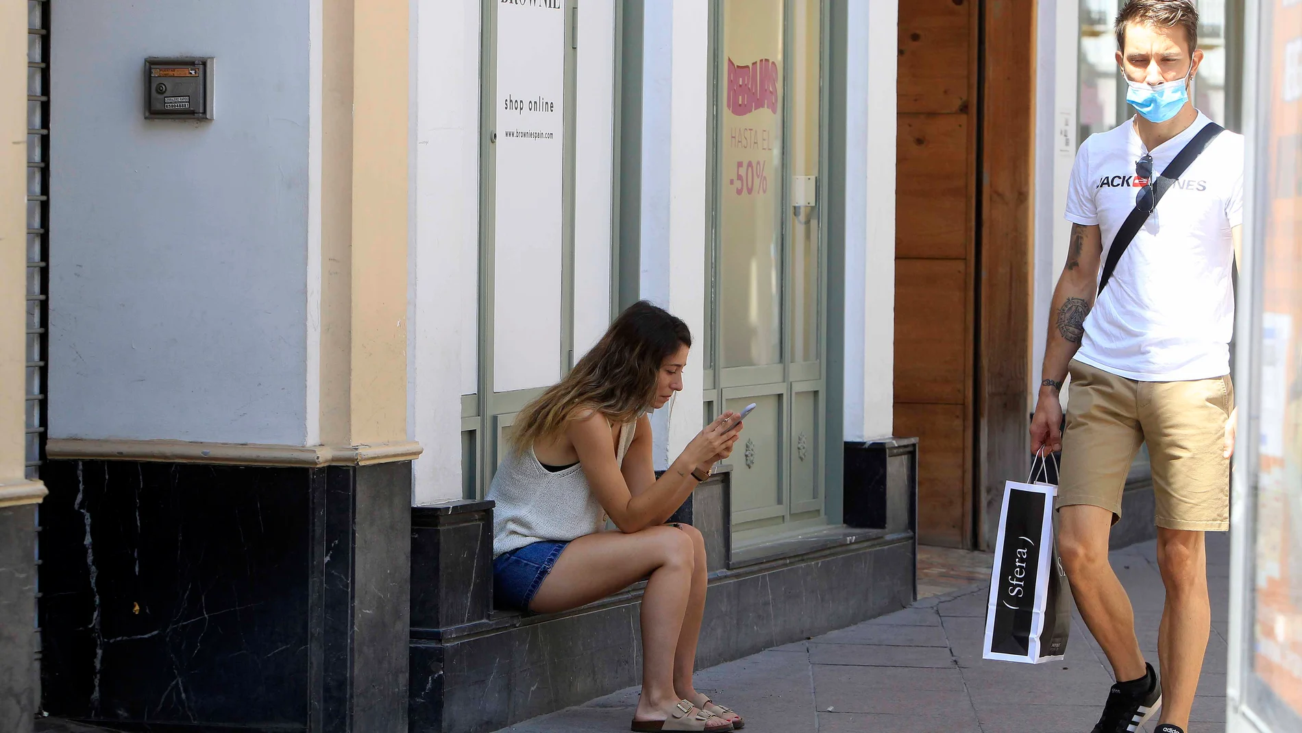 Personas pasean por Sevilla en una jornada caracterizada por la reducción de pacientes ingresados