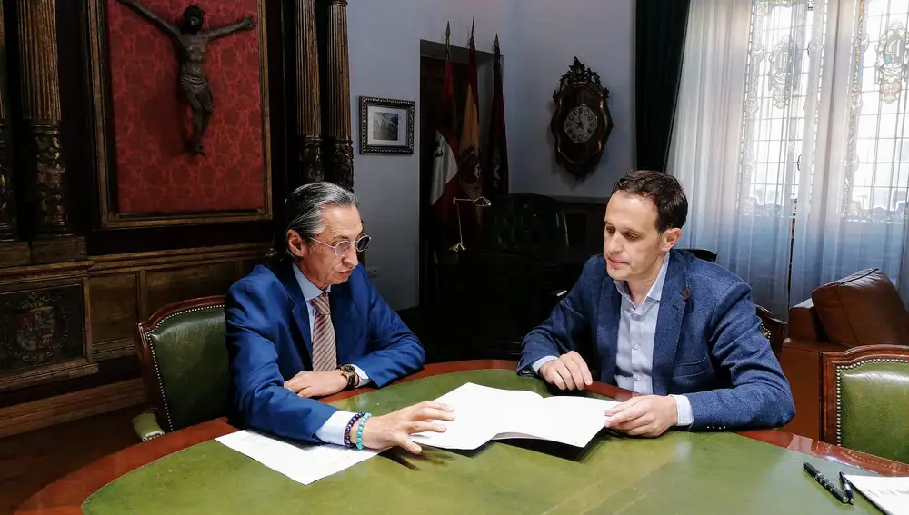 El decano del Colegio de Economistas de Valladolid, Juan Carlos de Margarida, se reúne con el presidente de la Diputación de Valladolid, Conrado Íscar