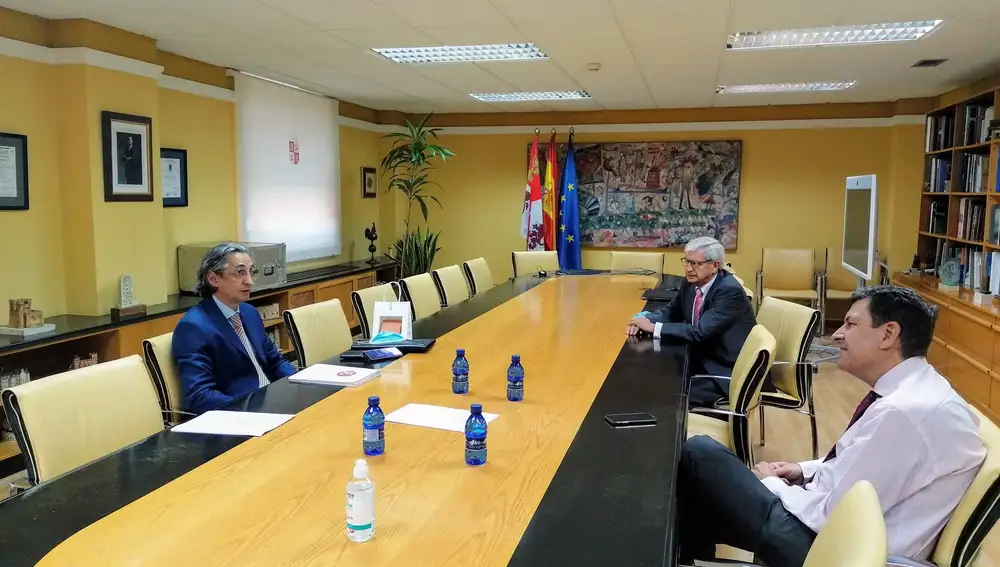 El decano-presidente del Colegio de Economistas de Valladolid, Juan Carlos de Margarida, se reúne con el consejero de Economía y Hacienda, Carlos Fernández Carriedo