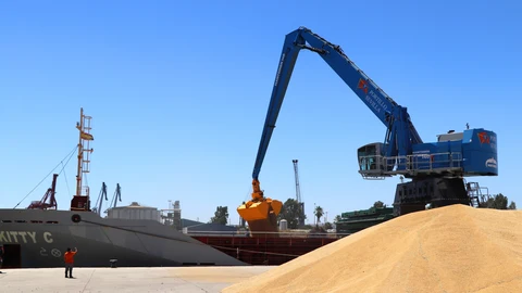 Nueva grúa instalada en el Puerto de Sevilla