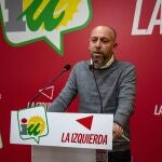 El portavoz de IU Andalucía, Ernesto Alba, en rueda de prensa celebrada hoy