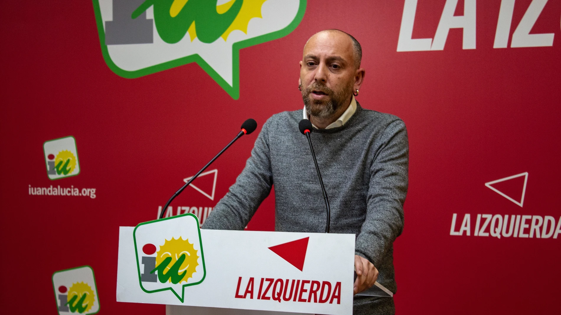 El portavoz de IU Andalucía, Ernesto Alba, en rueda de prensa celebrada hoy