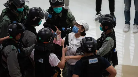 Una señora protesta en un centro comercial en Hong Kong, ayer