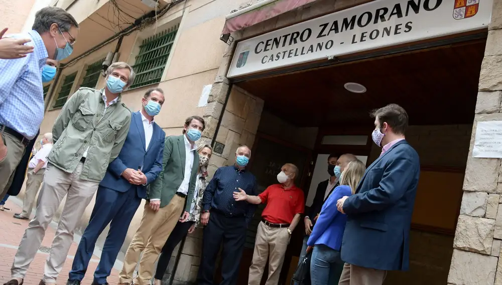 El presidente de la Junta, Alfonso Fernández Mañueco, visita el Centro Zamorano de Baracaldo, en compañía de Carlos Iturgáiz, entre otros