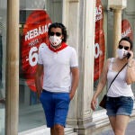 Transeúntes pasean por el centro de Sevilla tras el fin del estado de alarma