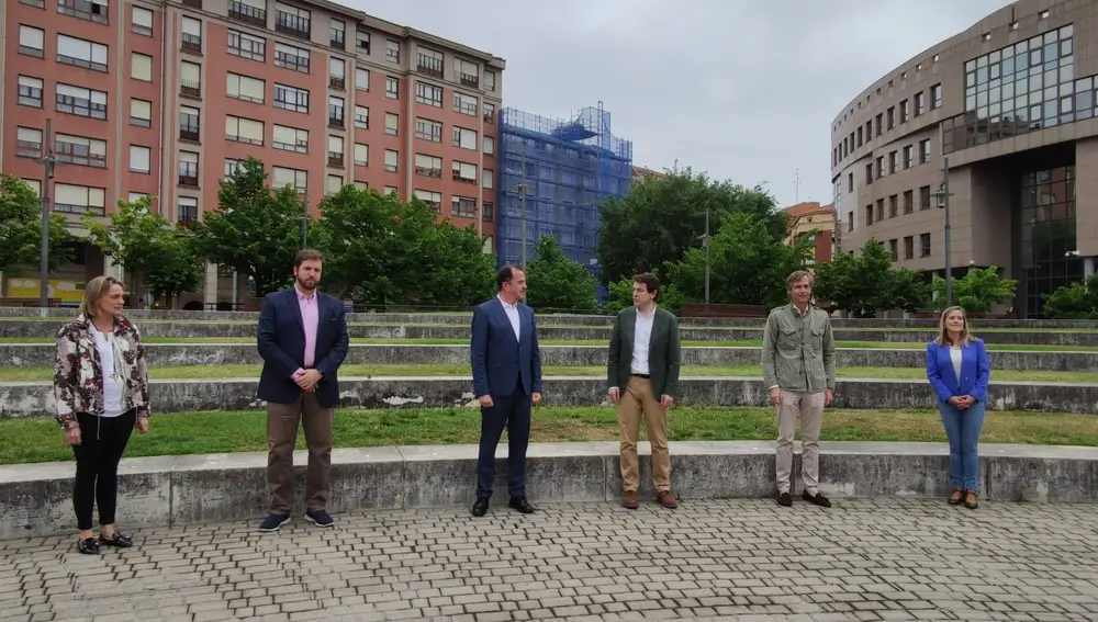 El candidato a lehendakari de PP+Cs, Carlos Iturgaiz, con el presidente de Castilla y León, Alfonso Fernández Mañueco, y el número dos de la coalición por Bizkaia, Luis Gordillo, junto a otros dirigentes del PP en un acto electoral en Barakaldo.PP06/07/2020