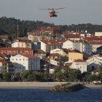 Un helicóptero de Salvamento Marítimo participa en la búsqueda de dos ocupantes