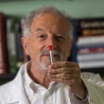 El profesor Enjuanes estudia los coronavirus desde hace nada menos que 35 años de los 40 que lleva dedicado a la Virología