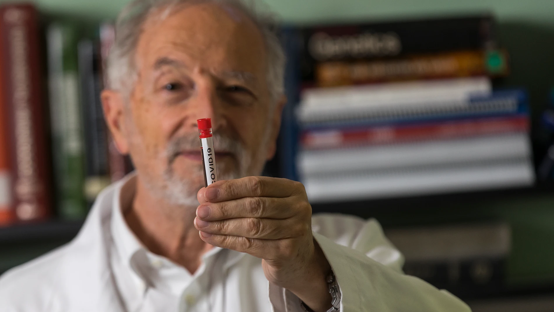 El profesor Enjuanes estudia los coronavirus desde hace nada menos que 35 años de los 40 que lleva dedicado a la Virología