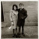 Diane Arbus. "Pareja de adolescentes en la calle Hudson, N.Y.C". 1963. Centre Pompidou, Paris, Musee national d’art moderne – Centre de creation industrielle © The Estate of Diane Arbus.
