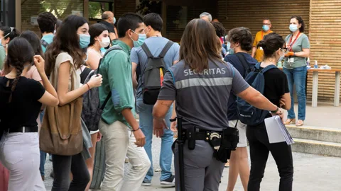 Un grupo de estudiantes de segundo de bachillerato a las puertas de la Escuela Técnica Superior de Ingeniería de la Construcción de Sevilla, uno de los muchos centros donde miles de jóvenes realizan a partir de este martes la Evaluación para el Acceso a la Universidad (