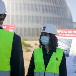 La presidenta de la Comunidad, Isabel Díaz Ayuso, durante su visita las obras de construcción del nuevo Hospital de Emergencias de la región en la zona de Valdebebas para conocer el desarrollo de los trabajos, en Madrid