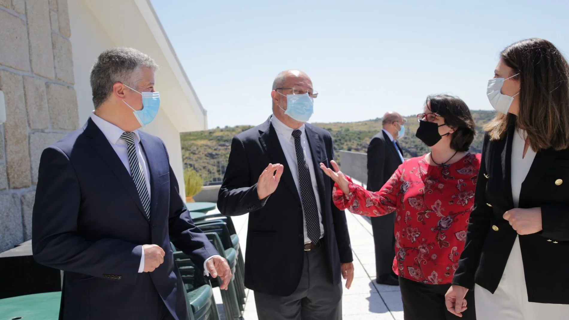 El vicepresidente Francisco Igea conversa con su homóloga del Norte luso, Ester Silva, y el presidente de la Cámara de Miranda do Douro, Artur Nunes, en un encuentro reciente