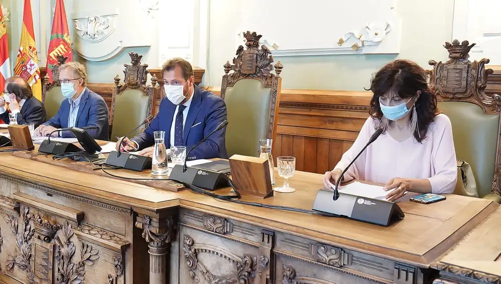 El alcalde Óscar Puente y los concejales Ana Redondo y Manuel Saravia, durante el pleno