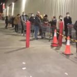 Habitantes de Melbourne hacen cola en un supermercado antes de que entre en vigor la cuarentena esta medianoche