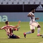 Aidoo escapa de Marcos Llorente en el partido de Balaídos