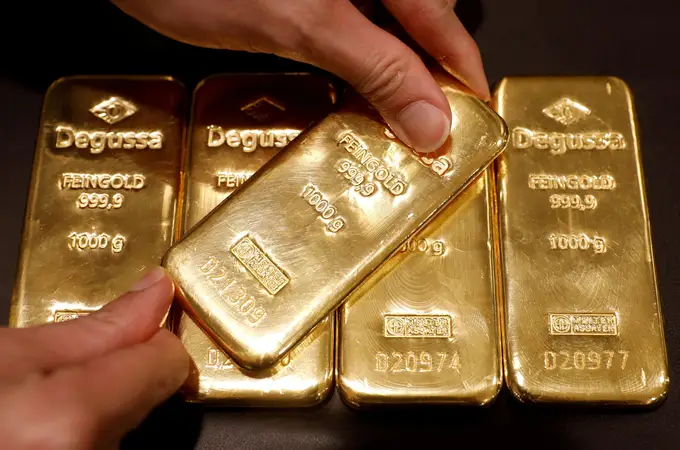 El oro registra un nuevo máximo histórico y se sitúa en los 2.140 dólares la onza