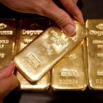 Varios lingotes de oro en un banco de Singapur